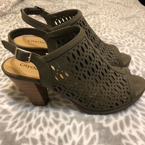 Olive green heels👡